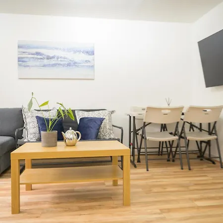 Silver Pines - 2Br - King Bed - 6 Guests - Wi-Fi - Free Parking-2